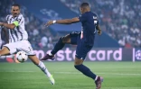 L'attaquant du PSG Kylian Mbappé (d) reprend de volée une passe de Neymar pour marquer le 1er but du PSG contre la Juventus, en Ligue des champions, le 6 septembre 2022 au Parc des Princes