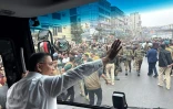 Photo prise et diffusée le 25 décembre 2025 par la cellule médias du Parti nationaliste du Bangladesh (BNP) sur sa page Facebook officielle, montrant le président par intérim du BNP, Tarique Rahman (c), saluant ses partisans depuis un bus à son arrivée à Dacca