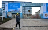 Un ouvrier sur le site du géant étatique chinois China Rare Earth Group qui assure l'exploitation des terres rares, le 21 novembre 2025 à Ganzhou, dans la province du Jiangxi, dans l'est de la Chine 