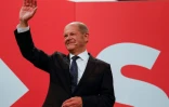Olaf Scholz, le candidat social-démocrate à la chancellerie, salue ses partisans au siège du SPD à Berlin le 26 septembre 2021 