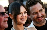L'actrice américaine Selena Gomez (G) et l'acteur vénézuelien Edgar Ramirez arrivent pour la projection du film de Jacques Audiard "Emilia Perez" au Festival de Cannes, le 18 mai 2024