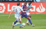L'attaquant hispano-guinéen de Barcelone, Ansu Fati (c), aux prises avec le milieu et le défenseur du Celta Vigo, Denis Suarez (g) et Joseph Aidoo, lors du match de Liga à Vigo, le 27 juin 2020