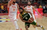 L'Australien Patty Mills (c) à la lutte avec l'Espagnol Marc Gasol (g) en demi-finales du Mondial de basket, le 13 septembre 2019 à Pékin