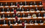 Des députés chinois masqués lors de la session plénière de l'Assemblée nationale populaire (ANP), le 22 mai 2020 à Pékin