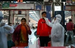 Dépistage des voyageurs à leur arrivée à la gare de Bombay, le 25 novembre 2020 en Inde