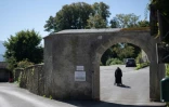 Soeur Bernadette, 88 ans, qui avait été placée contre son gré en maison de retraite par les autorités religieuses, regagne son couvent dans le château de Goldenstein à Elsbethen, près de Salzbourg, en Autriche
