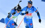 Le Française Antonin Guigonnat passe le relais à sa compatriote Julia Simon lors de l'épreuve du relais mixte simple aux Championnats du monde de biathlon, le 18 février 2021 à Pokljuka (Slovénie)