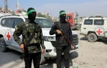 Des membres du Hamas et du Comité international de la Croix-Rouge (CICR), dans la ville de Gaza, lors d'une opération de recherche de corps d'otage, le 2 novembre 2025
