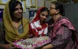 Bilqees Edhi (d), matriarche de la fondation Edhi, qui s'est occupée de Geeta (c) à l'orphelinat, embrasse celle-ci avant de partir pour l'aéroport, le 26 octobre 2015 à Karachi, au Pakistan