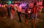 Des gens dans la rue après l'attaque contre une fête juive sur la plage de Bondi, à Sydney, qui a fait onze morts et 29 blessés, le 14 décembre 2025