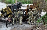 Des soldats russes en patrouille à Marioupol, le 18 mai 2022 en Ukraine