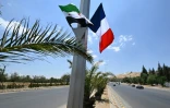 Des drapeaux français et syrien le long de la route menant à l'aéroport de Damas, le 6 juillet 2026, en amont d'une visite du président français Emmanuel Macron en Syrie