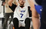 L'influenceur, vidéaste, humoriste et acteur franco-algérien Riadh Belaiche, connu sous le nom de Just Riadh, joue au basket-ball en fauteuil roulant lors d'un match d'exhibition organisé par EDF pour promouvoir les sports paralympiques, à Bordeaux, le 23 novembre 2023