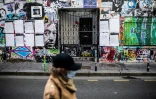 Graffitis et images sur la façade de la maison de Serge Gainsbourg, le 2 mars 2021 rue de Verneuil à Paris