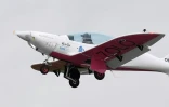 La pilote Zara Rutherford dans son avion biplace décolle pour un tour du monde à travers 52 pays et cinq continents, le 18 août 2021 à Wevelgem, en Belgique