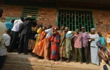 Des gens font la queue pour aller voter aux élections présidentielle et législatives dans le quartier musulman du PK5 à Bangui, le 30 décembre 2015  