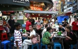 Des clients attablés dans un restaurant de rue, le 29 avril 2026 à Bangkok 