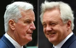 Le négociateur en chef pour la Commission européenne Michel Barnier (G) et le ministre britannique du Brexit David Davis