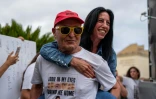 Einav Zangauker, la mère de Matan Zangauker, laisse exploser sa joie après l'annonce d'un accord de cessez-le-feu à Gaza, à Tel-Aviv le 9 octobre 2025