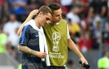 Les attaquants français Florian Thauvin (à dr.) et Antoine Griezmann quittant le terrain à la fin du match face au Danemark, à Moscou, le 27 juin 2018