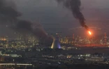 De la fumée s'élève au-dessus d'un site touché par un missile tiré depuis l'Iran à Haïfa, dans le nord d'Israël, le 16 juin 2025
