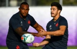 Le pilier du XV de France Jefferson Poirot (g) et l'ouvreur Romain Ntamack à l'entraînement le 16 octobre 2019 à Oita (Japon)