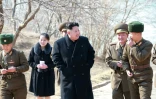 Photo non datée fournie la 12 mars 2015 par l'agence nord-coréenne Kcna du leader Kim Jong-Un (c) et de sa soeur Kim Yo-Jong (2e g), à Sin Islet, dans la province du Kangwon