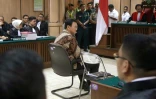 Le gouverneur chrétien Basuki Thahaja Purnama assis face à ses juges au tribunal 13 décembre 2016 à Jakarta