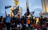 Des partisans de Move Forward rassemblés devant le Monument de la Démocratie, après le rejet définitif par le Parlement de la candidature de Pita Limjaroenrat au poste de Premier ministre, le 19 juillet 2023 à Bangkok, en Thaïlande