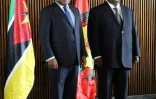 Le président du Mozambique Filipe Nyusi (g) et le leader de la Renamo Ossufo Momade lors d'une rencontre le 27 février 2019 à Maputo