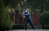 Une femme pratique le tai-chi dans un parc à Pékin, le 31 janvier 2020