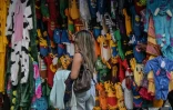 Une échappe de vêtements dans la rue commerçante 25 de Marco du centre-ville de Sao Paulo, au Brésil, le 16 juillet 2025