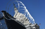 Des barbelés sur les barrières protégeant le Capitole à Washington, le 3 mars 2021