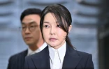 L'ancienne Première dame de Corée du Sud, Kim Keon Hee, arrive au tribunal pour assister à une audience visant à réviser son mandat d'arrêt, le 12 août 2025 à Séoul