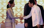 La Prix Nobel de la Paix, ministre birmane des Affaires étrangères, Aung San Suu Kyi salue le président philippin Rodrigo Duterte à la cérémonie d'ouverture du sommet de l'Asean à ventiane le 6 septembre 2016