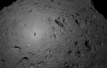 Photographie reçue le 3 octobre 2018 de la sonde japonaise Hayabusa2 survolant l'astéroïde Ryugu et publiée par l'Agence japonaise d'exploration spatiale JAXA. AFP PHOTO / JAXA