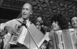 Le ministre des Finances et candidat à la présidentielle Valéry Giscard d'Estaing et Yvette Horner lors du deuxième festival mondial d'accordéon le 24 juin 1973 à Montmorency
