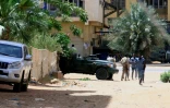 Un véhicule militaire stationné dans une rue de Khartoum, le 15 avril 2023