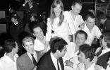 Françoise Hardy est portée en triomphe par Les Compagnons de la chanson, en présence d'Enrico Macias et de Marcel Amont, le 28 octobre 1965 après un concert à l'Olympia à Paris