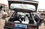 Un homme embarque un mouton qu'il vient d'acheter au marché de Pikine, à Dakar, le 7 juillet 2021.