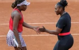 Serena Williams (d) et sa soeur Venus associées en double contre les Japonaises Shuko Aoyama et Miyu Kato, le 30 mai 2018 à Roland-Garros