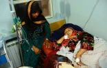 Une Afghane, blessée par une bombe placée sur une route, hospitalisée à Herat (ouest) le 26 mai 2017