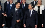 Le secrétaire général de l'Otan, Mark Rutte (à gauche), aux côtés du secrétaire américain à la Défense, Pete Hegseth, alors qu'ils posent avec les ministres de la Défense lors d'une photo de groupe prise en marge d'une réunion des ministres de la Défense de l'Otan au siège de l'organisation, à Bruxelles, le 18 juin 2026