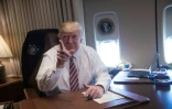 Le président Donald Trump à bord d'Air Force One de retour, le 26 janvier 2017, de Philadelphie