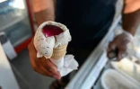 Une glace parfum rose, à Sanliurfa, le 16 mai 2022