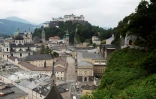 Vue de la ville autrichienne de Salzbourg avec au fond la forteresse Hohensalzburg et, au premier plan au centre, le Grand Palais des festivals de Salzbourg