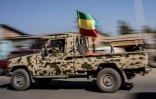 Un véhicule militaire portant le drapeau national éthiopien à Kombolcha, en Éthiopie, le 11 décembre 2021