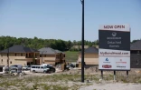 Un panneau publicitaire annonçant de nouvelles constructions à Bradford West Gwillimbury, dans la ceinture verte de Toronto, le 25 mai 2023 au Canada