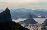 Vue sur le Christ et le Pain de Sucre depuis un chemin de randonnée, le 21 juillet 2019 à Rio de Janeiro, au Brésil