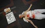 Une manifestante couverte de faux sang pendant un rassemblement anti-gouvernement le 14 septembre 2024 à Tel-Aviv 